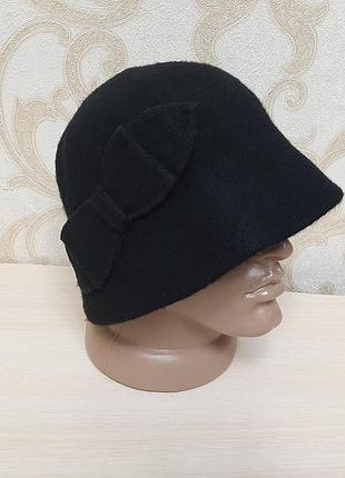 Красивий жіночий капелюх із бантом