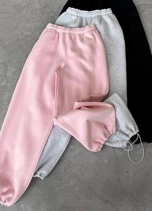 Женские теплые брюки оверсайз на флисе спортивные объемные на резинке на фиксаторах