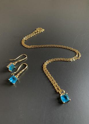 Изящный набор из сережек и подвески на цепочке