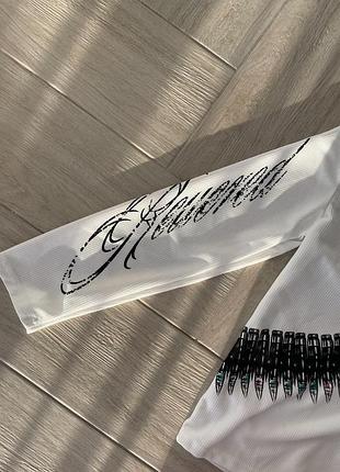 Білий оверсайз лонгслів з патронами 2