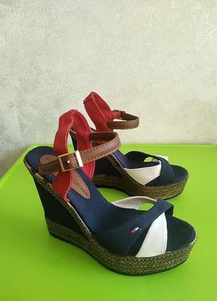 Женские босоножки на танкетке 37 размер от бренда tommy hilfiger