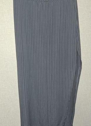 Юбка миди с разрезом на ноге