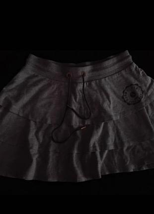 Коротка спідниця сірого кольору з багатошаровим дизайном🩶
має зручний пояс на резинці зі шнурком, добре сідає по талії