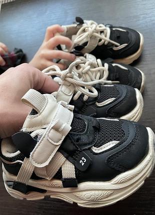 Стильні кросівки