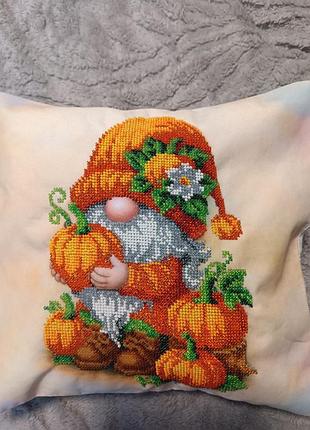Подушка вишита чеським бісером