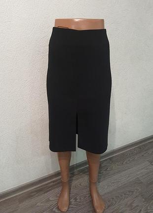 Чорна трикотажна спідниця олівець із розрізом