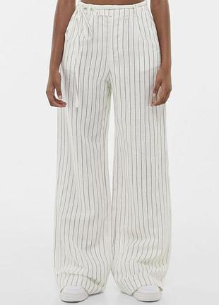 Білі штани у смужку з льону