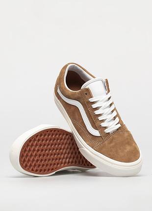 Низькі кеди vans old skool із замші коричневого кольору з білою бічною смужкою та білими шнурками.