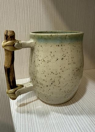 Керамічний кухоль/ чашка  ручної роботи з фігуркою ящірки всередині та деревʼяною ручкою