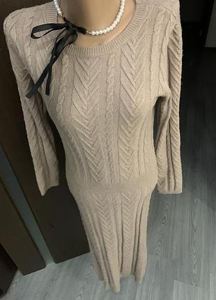 Платье вязанное зимнее миди s-m  размер бежевое