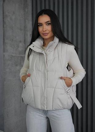 Белая женская пуховая жилетка без капюшона внизу на утяжке