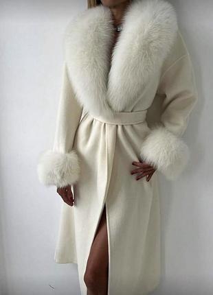 Довге біле пальто зі штучним хутром