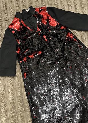 Дуже гарна сукня в паєтки.