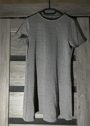 Сукня міні, сірого кольору в клітинку.