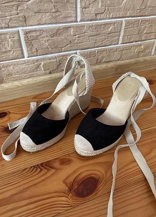 Босоніжки жіночі, класичні