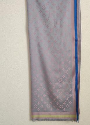 Изящный шарф от louis vuitton из нежнейшего кашемира - воплощение парижской элегантности.