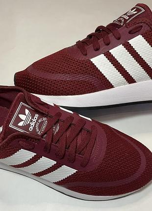 Оригінальні кросівки adidas розміром 40.5