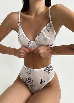 Комплект білизни з білої сіточки у тату принт