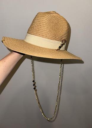 Розкішний капелюх з ланцюжком мегастильний