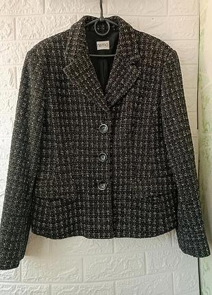 Гарний жіночий піджак