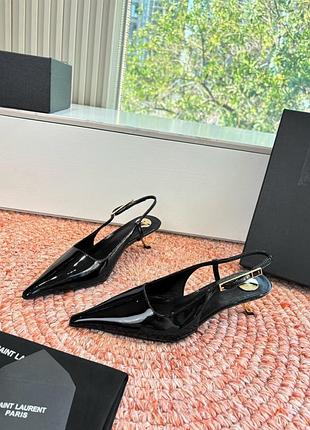 Жіночі туфлі y