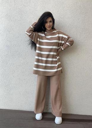 Жіночий вʼязаний костюм у смужку