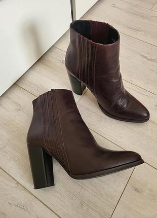Стильные кожаные ботильоны zara, 39, бордового коричневого цвета