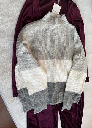 Светр жіночий з коміром стійкою під горло