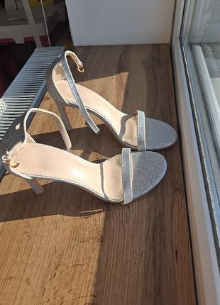 Срібні босоніжки