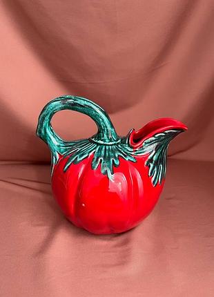 🍅 керамічний глечик у формі помідора  яскравий і характерний керамічний глечик у вигляді стиглого помідора з виразним зеленим листям та ручкою