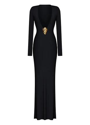 Чорна міді сукня з відкритим декольте та золотою фурнітурою