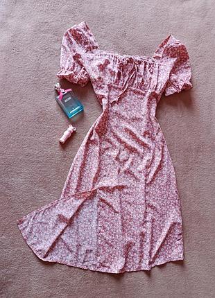 Красива ніжна романтична сукня міді з драпіруванням на грудях з розрізом на ніжці