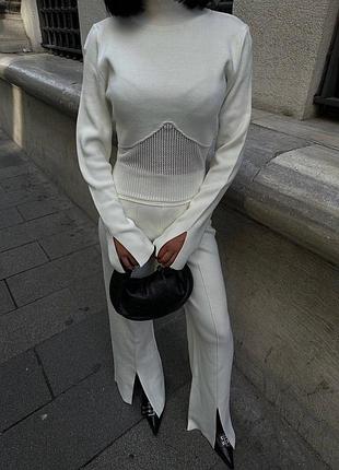 Ефектні костюми з розрізами 🔝