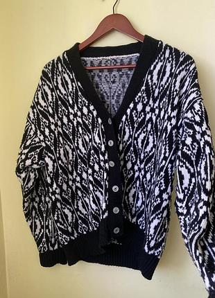 Жіночий теплий в’язаний кардиган чорно-білий на довгий рукав з ґудзиками