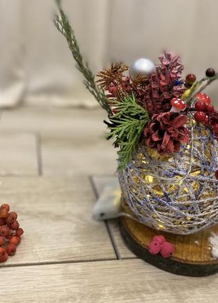 Новогодний эко-шар из джута с гирляндой на деревянной подставке3 фото