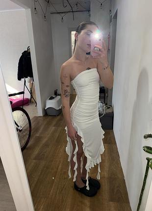 Сукня бандо з драпіруванням рюшами