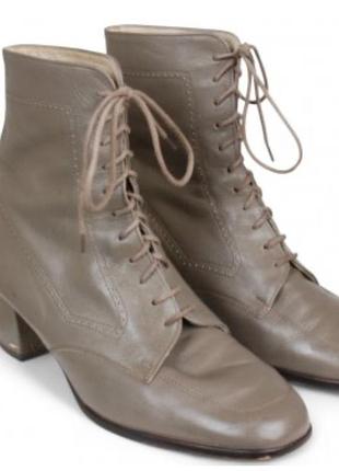 Шкіряні черевики на шнурівці у вікторіанському стилі.