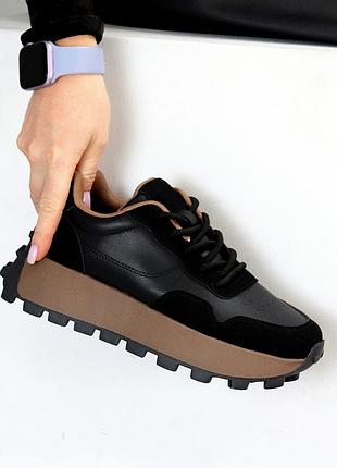 Актуальные миксовые черные кроссовки с шипованной пяткой