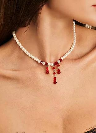 Ожерелье из белых и красных бусин с подвесками