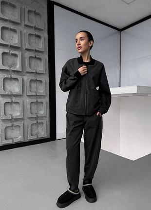 Жіночий повсякденний брючнтй костюм з жакетолм на блискавці чорний та графіт