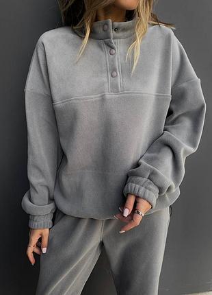 Зручні, теплі, універсальні костюми на холодну пору року.
➖обʼємне худі, є комірець та застібки-кнопки спереду, знизу регулюється фіксаторами.