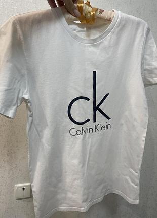 Чудова футболка calvin klein 5