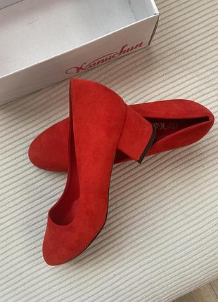 Жіночі червоні туфлі