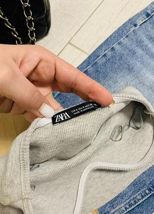 Жіночий трикотажний топ з оголеними плечами від zara в розмірі xs-s в світло-сірому кольорі 3