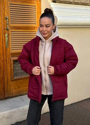 Жіноча замшева куртка пуховик тепла зі вшитим капюшоном утеплена на фіксаторах дута дутік