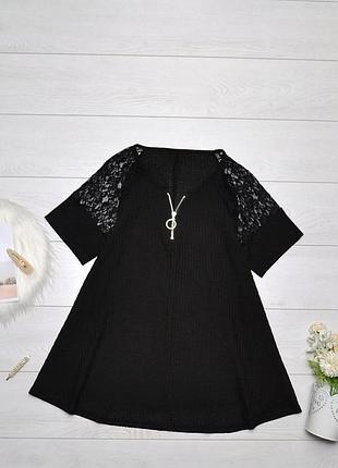 Красива блуза з кружевом.