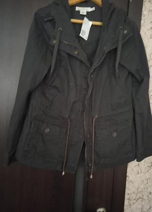 Темно-серая куртка-парка с капюшоном.