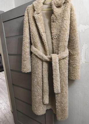 Шуба з натуральної вовни, довжина міді, з капюшоном, кишенями та поясом, бежева.