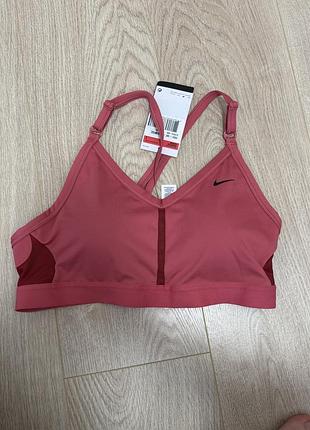 Спортивний бюстгальтер nike dri-fit.він виготовлений з м'якої еластичної тканини , яка відводить піт від шкіри, забезпечуючи комфорт під час тренувань