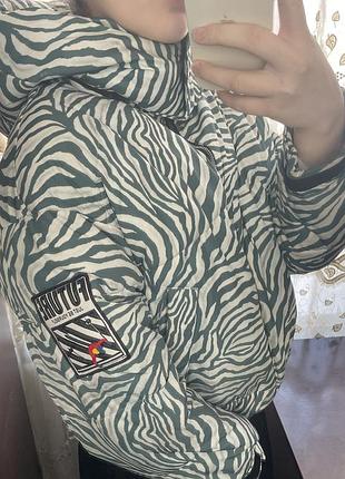 Коротка пухка оверсайз-куртка з принтом зебра